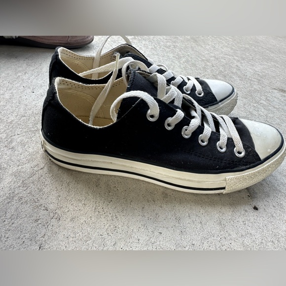 Converse sneaker. Size 5 men’s / size 7 women’s. Black and white. - Picture 3 of 5